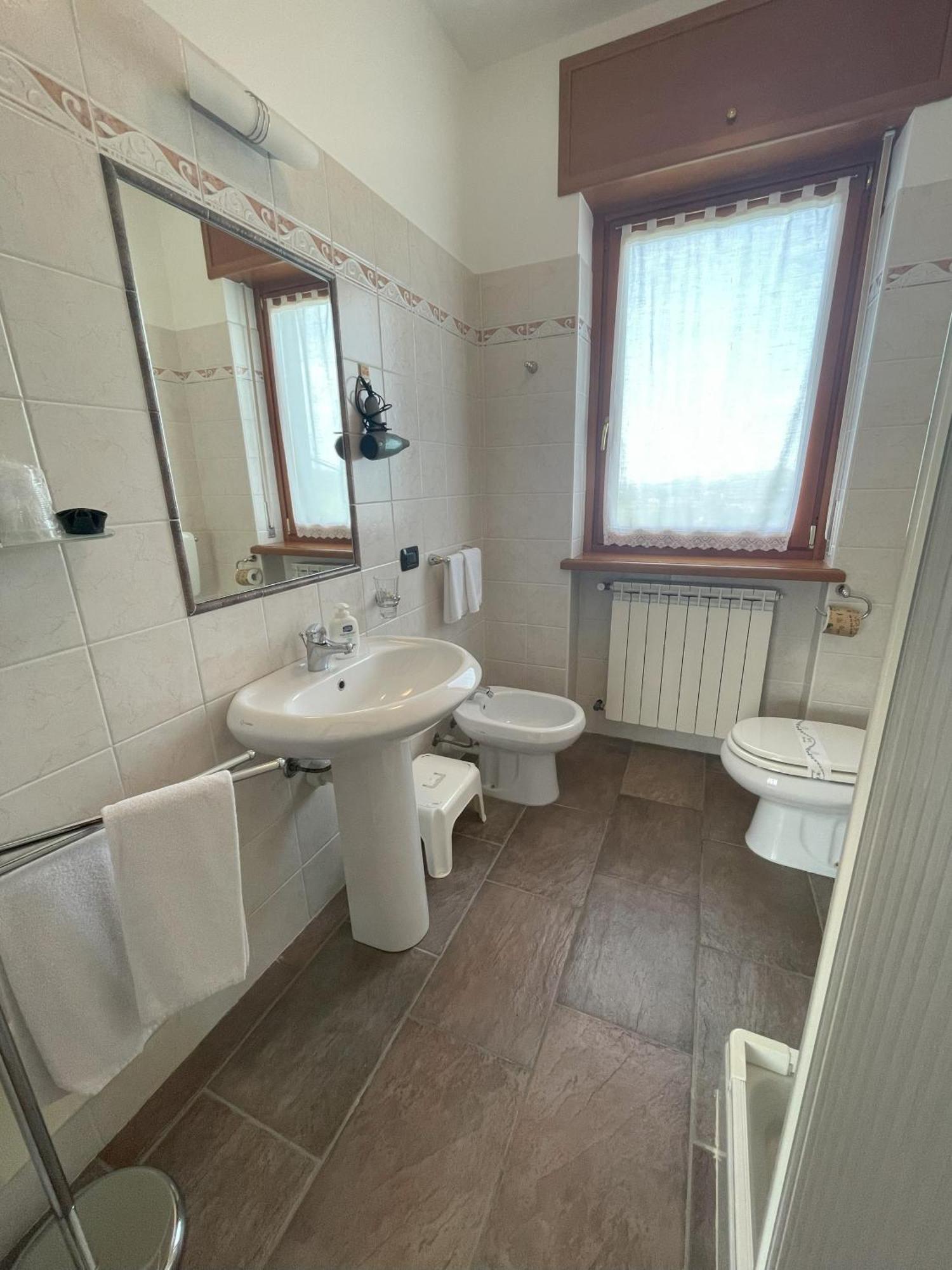 Agriturismo Finestre Di Langa Trezzo Tinella Екстер'єр фото